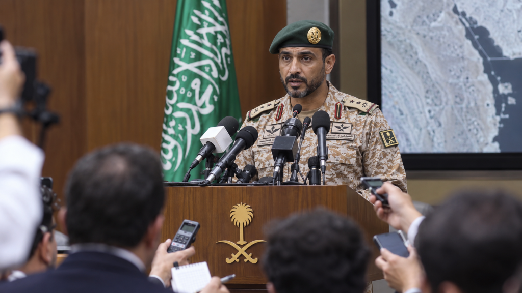 Juru bicara militer Koalisi pimpinan Saudi memberikan keterangan resmi kepada media terkait pencegatan drone dan rudal balistik.
