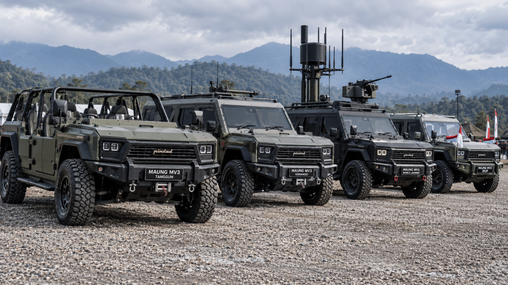 Jajaran varian kendaraan Maung MV3 mulai dari varian Tangguh, Komando, hingga rantis anti-drone Mobile Jammer di fasilitas uji Pindad.